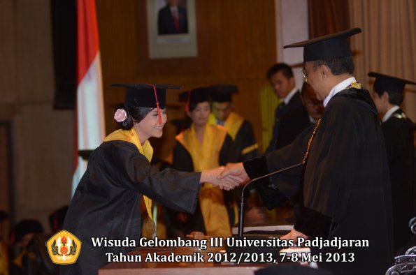 wisuda-unpad-gel-iii-ta-2012_2013-fakultas-hukum-oleh-rektor-152