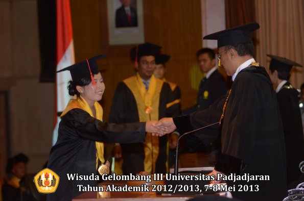 wisuda-unpad-gel-iii-ta-2012_2013-fakultas-hukum-oleh-rektor-153