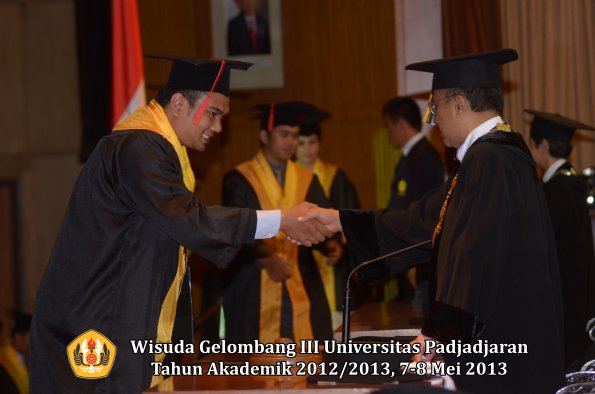 wisuda-unpad-gel-iii-ta-2012_2013-fakultas-hukum-oleh-rektor-154