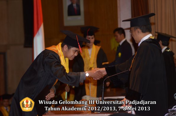 wisuda-unpad-gel-iii-ta-2012_2013-fakultas-hukum-oleh-rektor-155