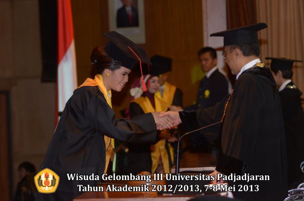 wisuda-unpad-gel-iii-ta-2012_2013-fakultas-hukum-oleh-rektor-156