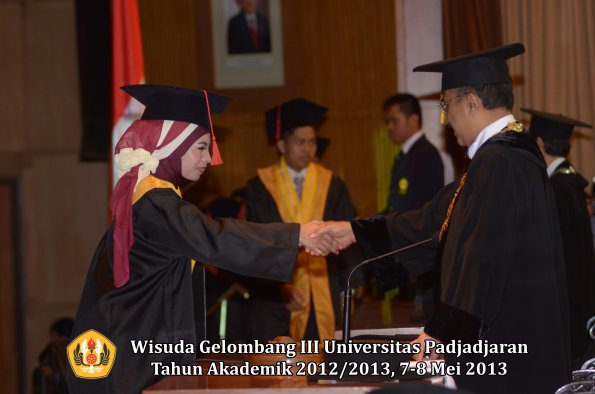 wisuda-unpad-gel-iii-ta-2012_2013-fakultas-hukum-oleh-rektor-157