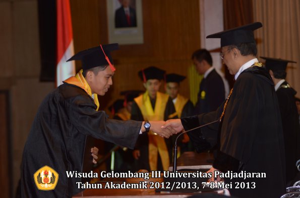 wisuda-unpad-gel-iii-ta-2012_2013-fakultas-hukum-oleh-rektor-158