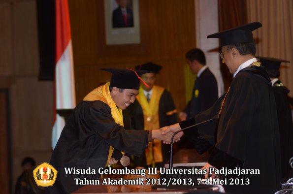 wisuda-unpad-gel-iii-ta-2012_2013-fakultas-hukum-oleh-rektor-159