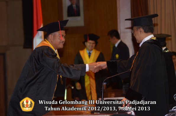 wisuda-unpad-gel-iii-ta-2012_2013-fakultas-hukum-oleh-rektor-160