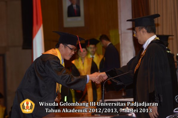 wisuda-unpad-gel-iii-ta-2012_2013-fakultas-hukum-oleh-rektor-165