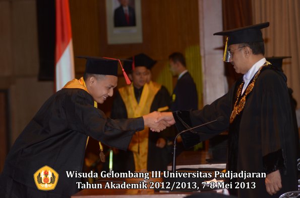 wisuda-unpad-gel-iii-ta-2012_2013-fakultas-hukum-oleh-rektor-168