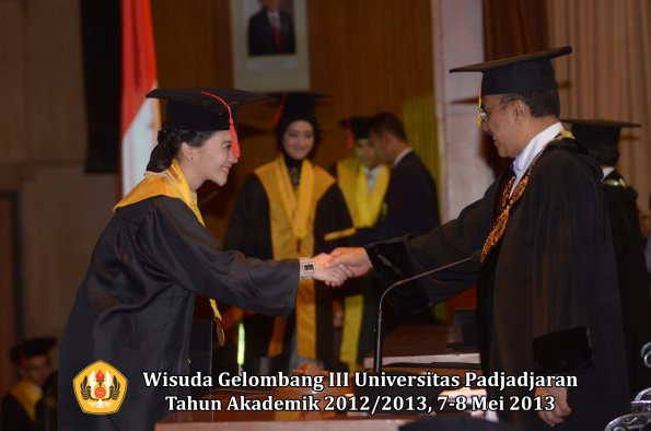 wisuda-unpad-gel-iii-ta-2012_2013-fakultas-hukum-oleh-rektor-183