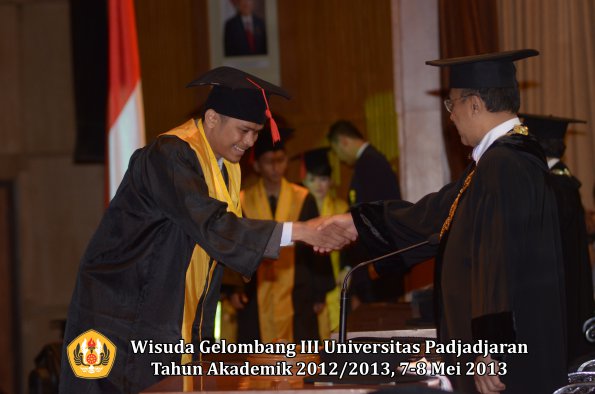 wisuda-unpad-gel-iii-ta-2012_2013-fakultas-hukum-oleh-rektor-185