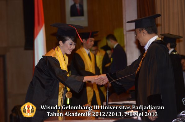 wisuda-unpad-gel-iii-ta-2012_2013-fakultas-hukum-oleh-rektor-187