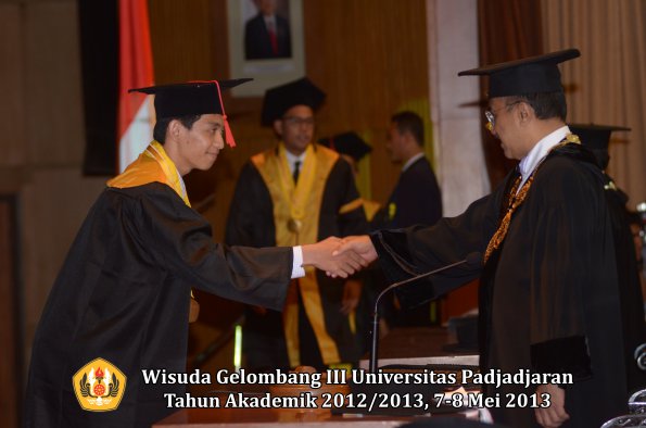 wisuda-unpad-gel-iii-ta-2012_2013-fakultas-hukum-oleh-rektor-188