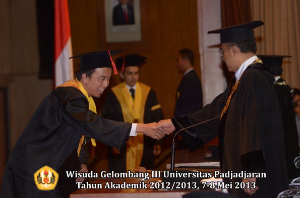 wisuda-unpad-gel-iii-ta-2012_2013-fakultas-hukum-oleh-rektor-190