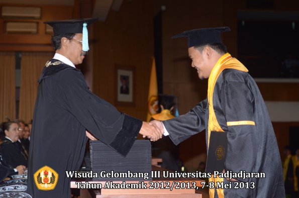 wisuda-unpad-gel-iii-ta-2012_2013-fakultas-ilmu-budaya-oleh-dekan-010