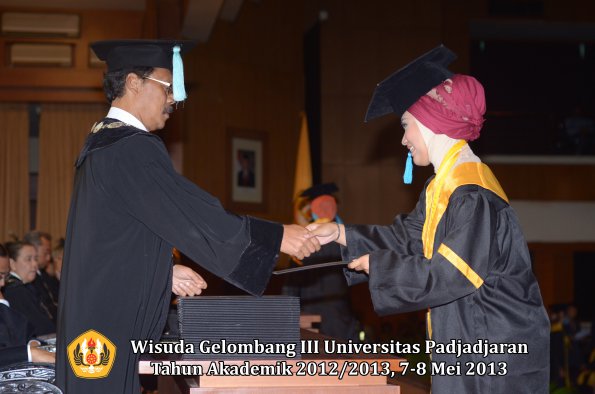 wisuda-unpad-gel-iii-ta-2012_2013-fakultas-ilmu-budaya-oleh-dekan-021