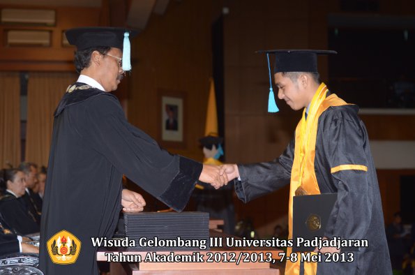 wisuda-unpad-gel-iii-ta-2012_2013-fakultas-ilmu-budaya-oleh-dekan-026