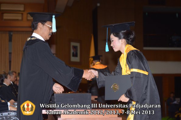 wisuda-unpad-gel-iii-ta-2012_2013-fakultas-ilmu-budaya-oleh-dekan-027