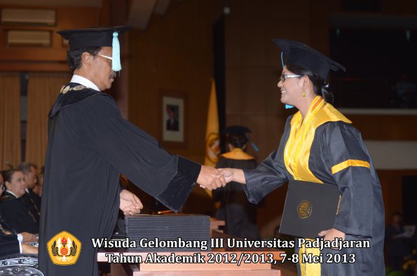 wisuda-unpad-gel-iii-ta-2012_2013-fakultas-ilmu-budaya-oleh-dekan-028