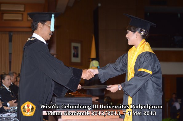 wisuda-unpad-gel-iii-ta-2012_2013-fakultas-ilmu-budaya-oleh-dekan-033