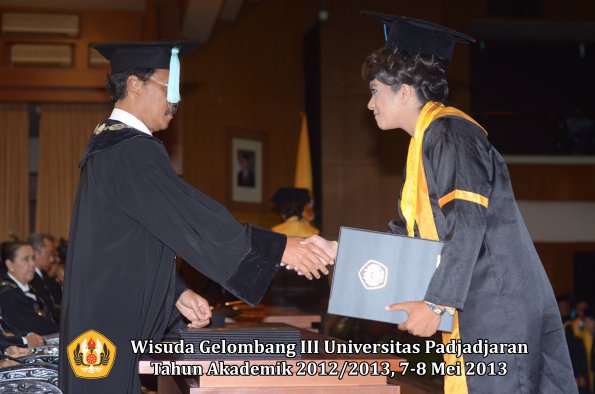 wisuda-unpad-gel-iii-ta-2012_2013-fakultas-ilmu-budaya-oleh-dekan-041