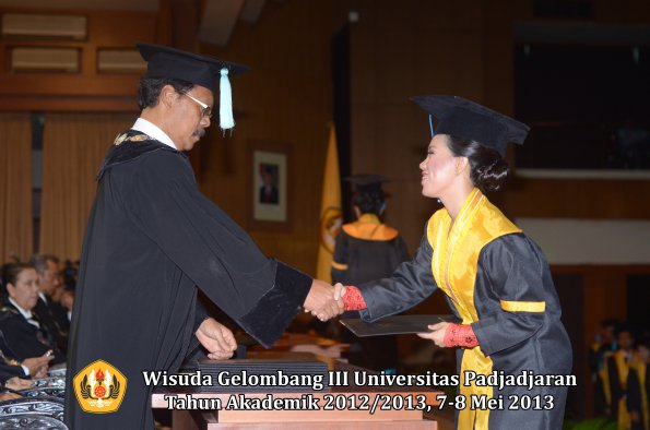 wisuda-unpad-gel-iii-ta-2012_2013-fakultas-ilmu-budaya-oleh-dekan-042