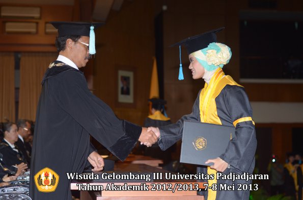 wisuda-unpad-gel-iii-ta-2012_2013-fakultas-ilmu-budaya-oleh-dekan-047