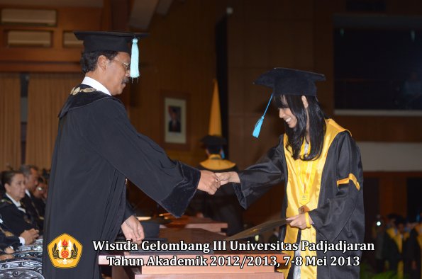 wisuda-unpad-gel-iii-ta-2012_2013-fakultas-ilmu-budaya-oleh-dekan-053