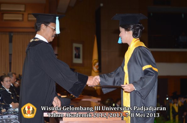 wisuda-unpad-gel-iii-ta-2012_2013-fakultas-ilmu-budaya-oleh-dekan-054