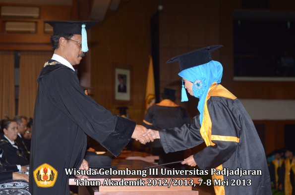 wisuda-unpad-gel-iii-ta-2012_2013-fakultas-ilmu-budaya-oleh-dekan-056