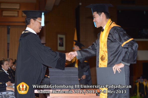 wisuda-unpad-gel-iii-ta-2012_2013-fakultas-ilmu-budaya-oleh-dekan-061