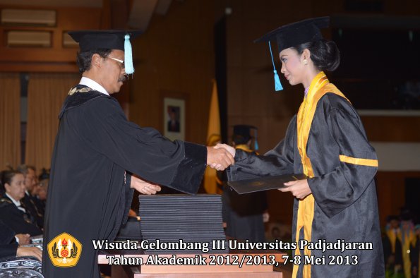 wisuda-unpad-gel-iii-ta-2012_2013-fakultas-ilmu-budaya-oleh-dekan-064