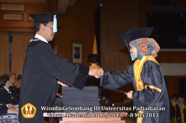 wisuda-unpad-gel-iii-ta-2012_2013-fakultas-ilmu-budaya-oleh-dekan-065