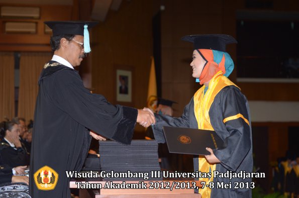 wisuda-unpad-gel-iii-ta-2012_2013-fakultas-ilmu-budaya-oleh-dekan-066