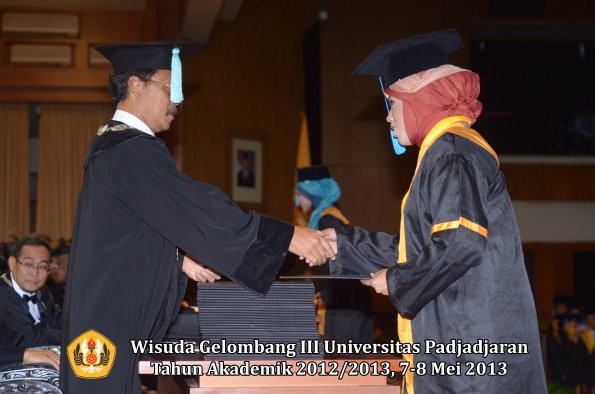 wisuda-unpad-gel-iii-ta-2012_2013-fakultas-ilmu-budaya-oleh-dekan-068