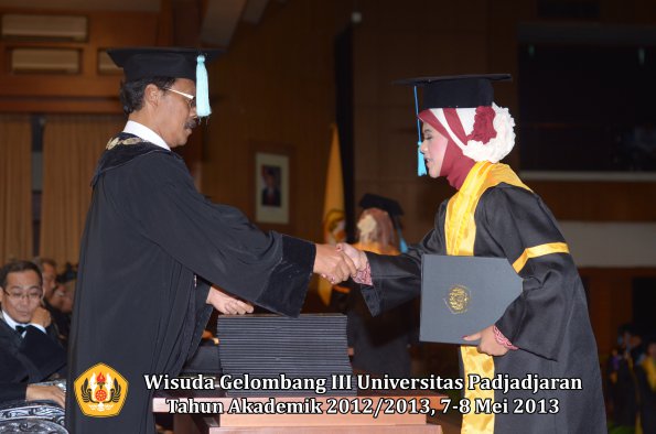 wisuda-unpad-gel-iii-ta-2012_2013-fakultas-ilmu-budaya-oleh-dekan-070