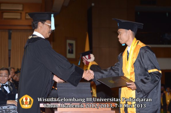 wisuda-unpad-gel-iii-ta-2012_2013-fakultas-ilmu-budaya-oleh-dekan-071