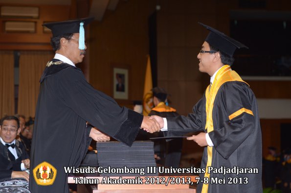 wisuda-unpad-gel-iii-ta-2012_2013-fakultas-ilmu-budaya-oleh-dekan-072