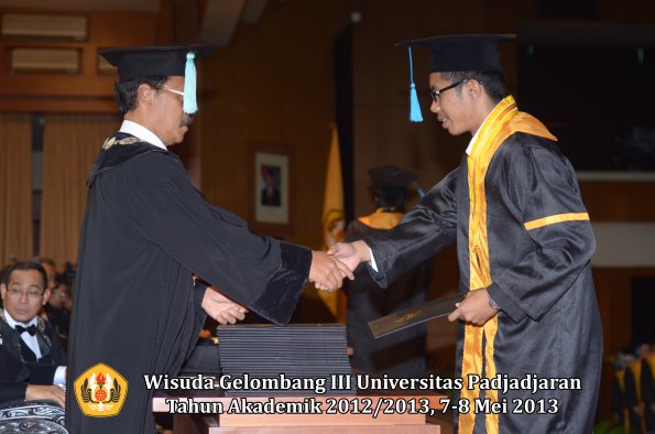 wisuda-unpad-gel-iii-ta-2012_2013-fakultas-ilmu-budaya-oleh-dekan-076