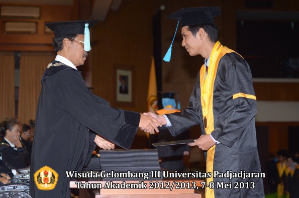 wisuda-unpad-gel-iii-ta-2012_2013-fakultas-ilmu-budaya-oleh-dekan-078