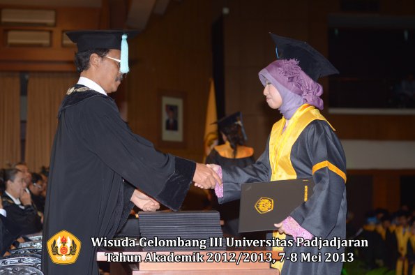 wisuda-unpad-gel-iii-ta-2012_2013-fakultas-ilmu-budaya-oleh-dekan-081