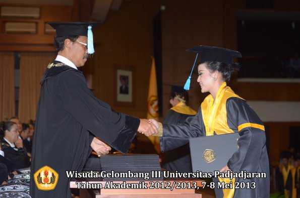 wisuda-unpad-gel-iii-ta-2012_2013-fakultas-ilmu-budaya-oleh-dekan-084