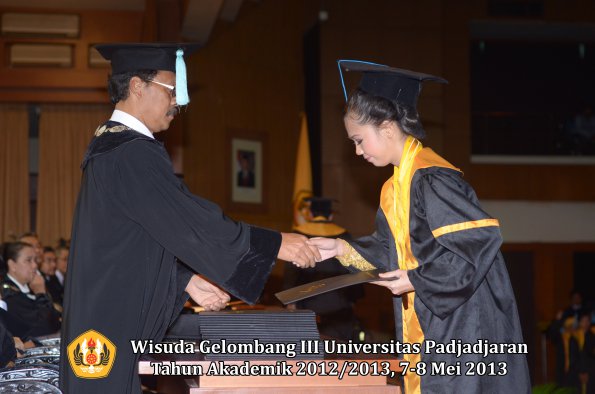 wisuda-unpad-gel-iii-ta-2012_2013-fakultas-ilmu-budaya-oleh-dekan-086