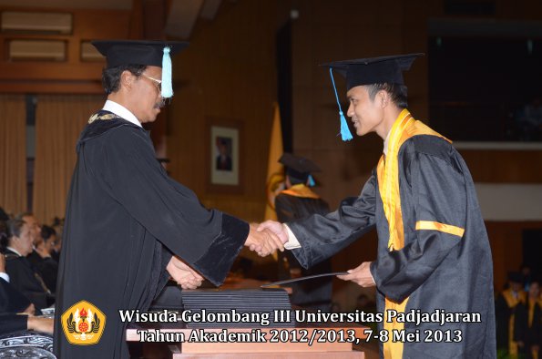 wisuda-unpad-gel-iii-ta-2012_2013-fakultas-ilmu-budaya-oleh-dekan-090