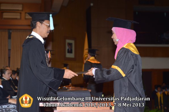 wisuda-unpad-gel-iii-ta-2012_2013-fakultas-ilmu-budaya-oleh-dekan-091