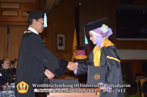 wisuda-unpad-gel-iii-ta-2012_2013-fakultas-ilmu-budaya-oleh-dekan-092