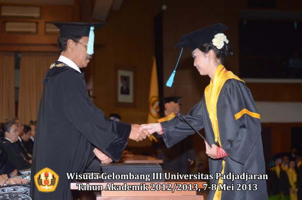 wisuda-unpad-gel-iii-ta-2012_2013-fakultas-ilmu-budaya-oleh-dekan-094