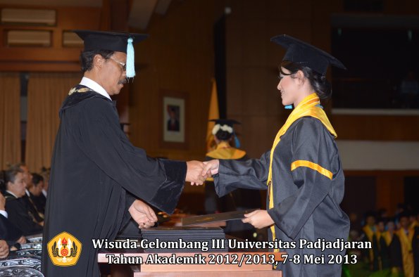 wisuda-unpad-gel-iii-ta-2012_2013-fakultas-ilmu-budaya-oleh-dekan-095