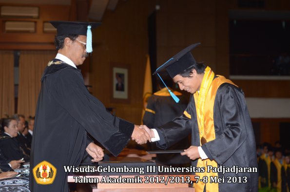 wisuda-unpad-gel-iii-ta-2012_2013-fakultas-ilmu-budaya-oleh-dekan-099