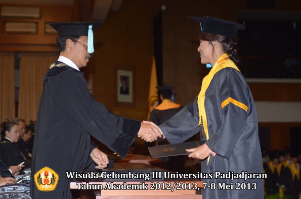 wisuda-unpad-gel-iii-ta-2012_2013-fakultas-ilmu-budaya-oleh-dekan-101