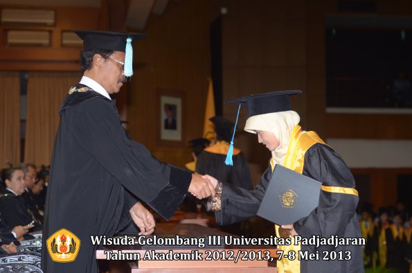 wisuda-unpad-gel-iii-ta-2012_2013-fakultas-ilmu-budaya-oleh-dekan-103