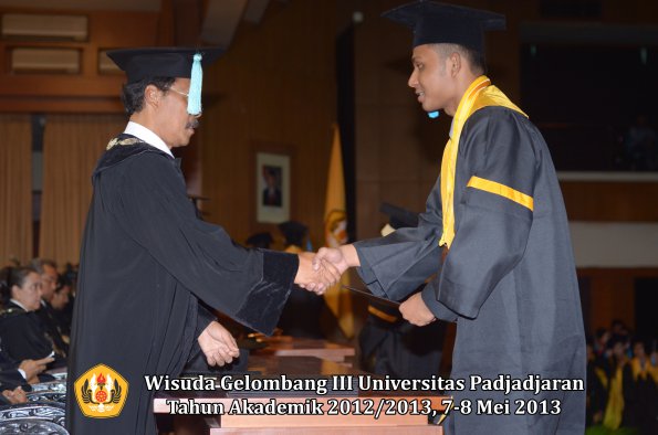 wisuda-unpad-gel-iii-ta-2012_2013-fakultas-ilmu-budaya-oleh-dekan-104